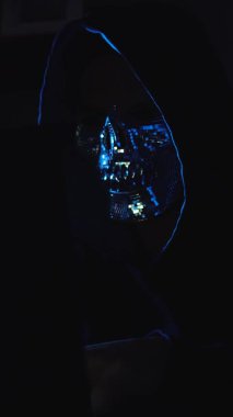 Karanlık web 'de şifrelenmiş web sitelerini ve yasadışı forumları araştıran bir siber casusu gösteren kavramsal video, siber suçları ve gizli çevrimiçi operasyonları sembolize ediyor..