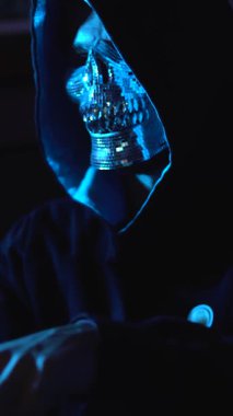 Hackerlar yasadışı içeriklerle dolu karanlık web sitelerini araştırıyorlar. Çevrimiçi suç, karaborsa ve dijital gölge operasyonlarını sembolize ediyor.