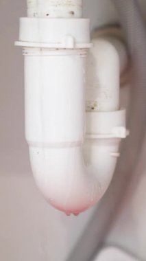 Mutfak tezgahının altındaki lavabodan sürekli su damlacıkları düşüyor..