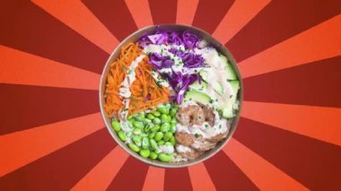  Top Down Karides Poke Bowl turuncu çizgili arka planda dönüyor. Yüksek kalite 4k görüntü