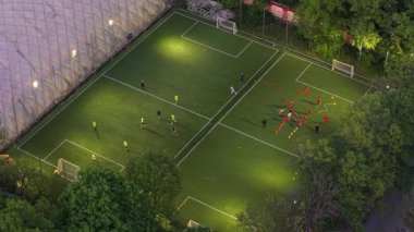 Sofya, Bulgaristan - 05 09 2025: Kentsel Yeşil Alan 'da oynanan futbol maçının ilk izlenimi. Yüksek kalite 4k görüntü
