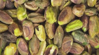 Yüksek çözünürlüklü makro çekim canlı yeşil tonları ve ham fıstığın buruşuk doğal dokusunu yakalıyor..