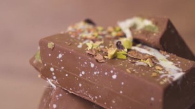 Yüksek kalite Dubai çikolatalı lüks tatlı ezilmiş şam fıstığı ile yakın çekim. Yemek içeriği ve tatlı promosyonu için mükemmel.