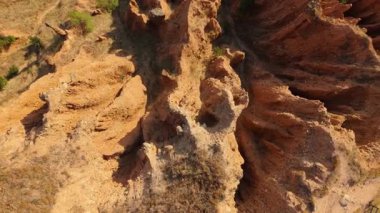 Drone görüntüleri Stob Piramitlerinin aşınmış kumtaşı kulelerini gösteriyor. Bulgaristan 'ın çevresindeki vadi ve tepelerin nefes kesen manzarası.