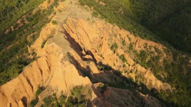 Stob Piramitleri üzerinde uçan İHA Bulgaristan arka planda barışçıl kırsal manzaralı engebeli doğal oluşumlar gösteriyor.