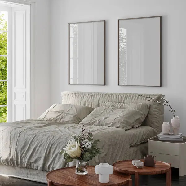 緑と灰色の枕は 家庭の装飾と花瓶付きの木製のベッドサイドテーブルと自然な寝室のインテリアの灰色のベッド ポスターをモックアップ ストック写真