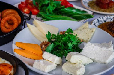 Kahvaltıda sağlıklı kahvaltı. 