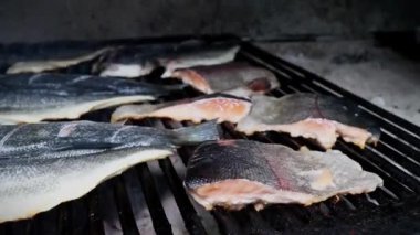 Balıkçı balık pişiren somon balığı.