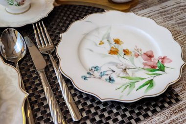 çanak çömlek mutfak aletlerini ayarlar