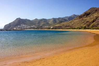 Playa de Las Teresitas 'ın el değmemiş altın kumları üzerinde nefes kesen uçurumlar İspanya, Tenerife' nin eşsiz güzelliğini yansıtıyor..