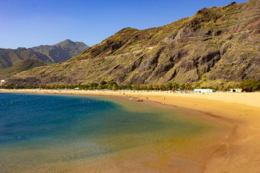 Playa de Las Teresitas 'ın el değmemiş altın kumları üzerinde nefes kesen uçurumlar İspanya, Tenerife' nin eşsiz güzelliğini yansıtıyor..