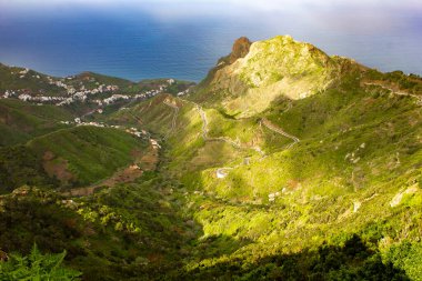 Anaga Dağları kıyısındaki tuhaf bir dağ köyünün büyüleyici manzarası. Yılanımsı yollar, bereketli defne ormanları ve çarpıcı kaktüsler manzarayı zenginleştiriyor..