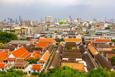 Panoramik bir bakış açısı Bangkoks 'u geniş bir alana yayıyor, modern gökdelenleri tarihi tapınak kompleksleriyle harmanlıyor, hepsi Wat Saket' in stratejik yüksekliğinden görünüyor..