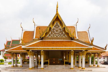Bangkoks 'un mükemmel tapınak mimarisinin bir temsili, şehirlerin derin köklü Budist geleneklerini ve kültürel sanatını yansıtıyor. Karmaşık tasarımlar ve kutsal semboller...