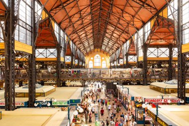 HUNGARY, BUDAPEST - 10 Mart 2024 - Bu görüntü Macaristan 'ın Budapeşte kentindeki en büyük ve en eski kapalı pazar yeri olan Büyük Pazar Salonu' nun canlı iç mekanını yansıtıyor. Çeşitli kalabalıklarla dolu.