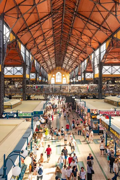 HUNGARY, BUDAPEST - 10 Mart 2024 - Bu görüntü Macaristan 'ın Budapeşte kentindeki en büyük ve en eski kapalı pazar yeri olan Büyük Pazar Salonu' nun canlı iç mekanını yansıtıyor. Çeşitli kalabalıklarla dolu.