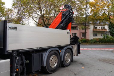 Şehrin caddesinde duran vinçli bir arabanın parçası..