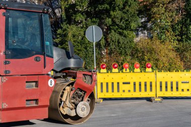 Yol kenarında inşaat paten pisti var. Kırmızı ışıklı sarı güvenlik engelleri.