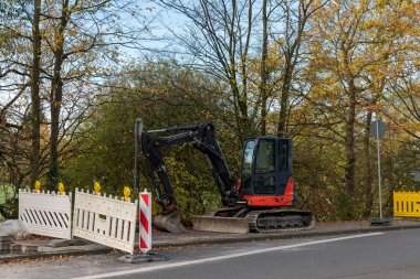 İnşaat alanında yolun kenarında küçük bir kazı yeri var..