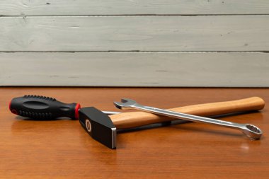 Çekiç, tornavida ve İngiliz anahtarı masanın üzerinde. Yakın plan..