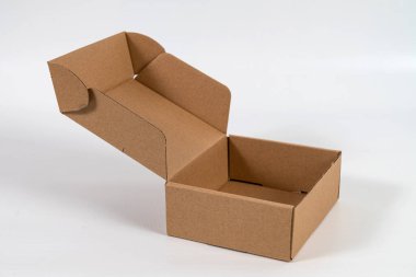 Işık masasında duran boş bir karton kutu. Kapat..