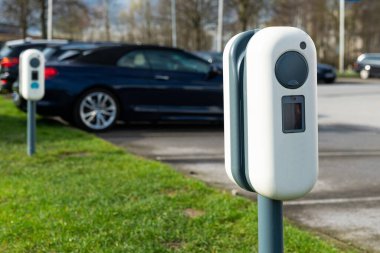 Otoparkta elektrikli arabaları şarj etmek için köşe yazısı. Kapat..