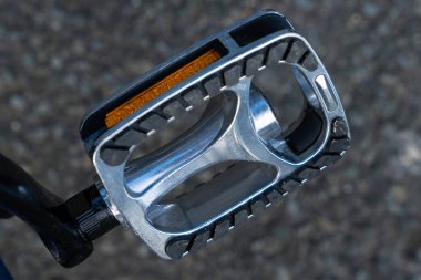 Yol bisikleti pedalı yakın. Bisiklet parçalarının ayrıntıları.