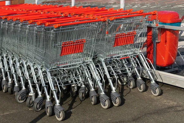 Nákupní Vozíky Červenou Plastovou Rukojetí Blízkosti Supermarketu — Stock fotografie