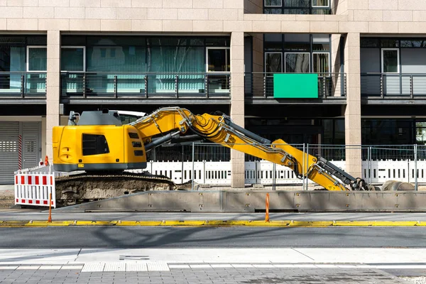 Grande Escavadeira Amarela Contra Fundo Edifício Canteiro Obras — Fotografia de Stock