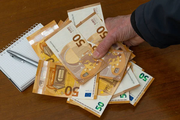 Die Hand Eines Mannes Mit Euro Scheinen Auf Dem Tisch — Stockfoto