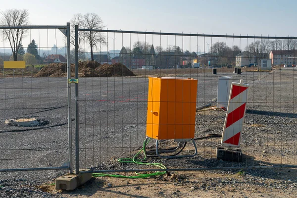 Elektrisk Kopplingsdosa Ljust Orange Byggarbetsplats Bakom Ett Metallgaller — Stockfoto
