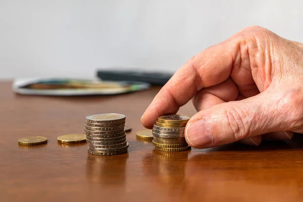 Mans, Avrupa sikkelerini masaya istifliyor. Yakın çekim..