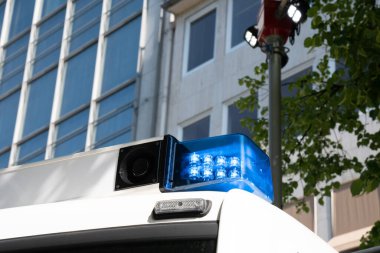 Beyaz bir kurtarma hattının çatısında mavi yanıp sönen ışık ve hoparlör. Yakın çekim..