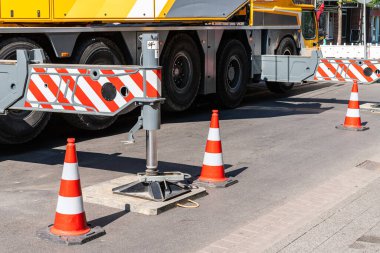 Otomobil kulesi vinç desteği ve trafik konileri yolda..