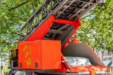 Kırmızı itfaiye aracının kaldırma mekanizması okları. Yakın plan..