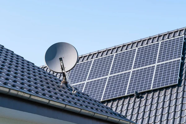 Fragment Roof Residential Building Installed Solar Panels Satellite Dish Clear — Stock Photo, Image
