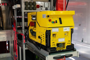 Su kaynağı için parlak sarı kontrol paneli ve bir itfaiye aracının ana aletleri. Kapat..