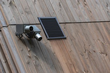 Ahşap çatıda aydınlatma tesisatı ve havalandırma ızgarası. Kapat..