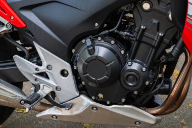 Siyaha boyanmış bir motosiklet motorunun yan görüntüsü