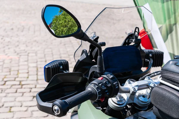 Часть Руля Мотоцикла Различными Кнопками Сдвига Зеркалом Заднего Вида Закрыть — стоковое фото