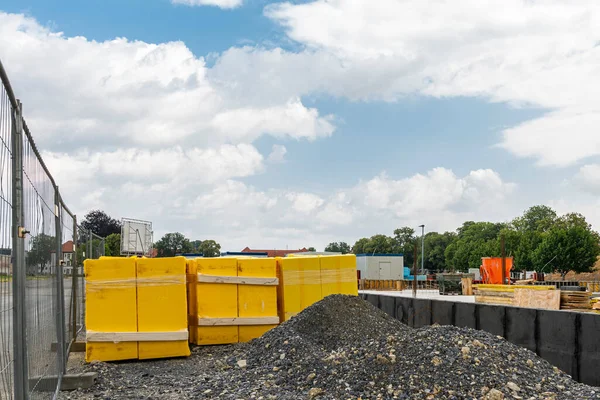 Sitio Construcción Con Cimientos Elevados Gran Paquete Amarillo Con Material —  Fotos de Stock
