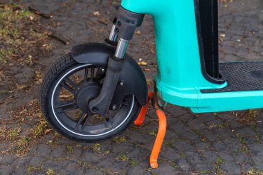 Elektrikli scooter 'ın ön tekerleği görünüyor. Kapat..