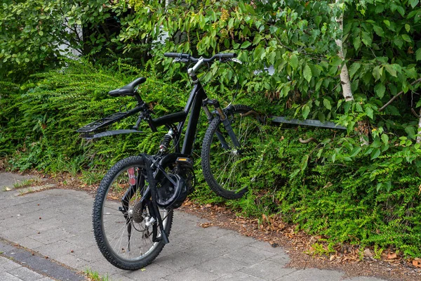 Czarny Rower Górski Zaparkowany Skraju Chodnika — Zdjęcie stockowe