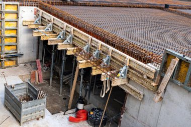 İnşaat halindeki bir evin bodrum katı. Takviyeli..