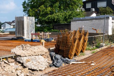 Vakfın inşası için hazırlanmış takviyeyle birlikte inşaat sahasında. Ön planda kırık beton bloklar.