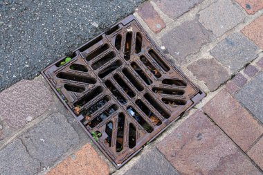 Kaldırımda demir kanalizasyon ızgarası var. Kapat..