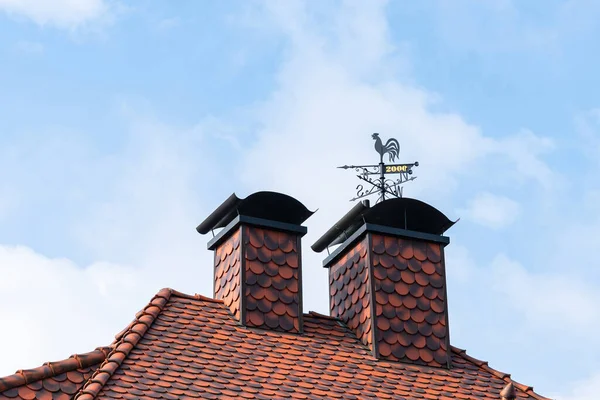 スターと家の煙突の勃起の日付が付いている金属のバニー 家の屋根は美しいタイルで覆われています — ストック写真