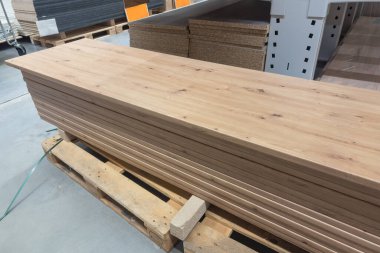 Bir depoda duran paletlerin üzerinde tahta devre kartları var..