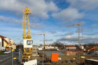 İnşaat vincini yerleşim alanındaki bir şantiyeye monte etmeye başlamak..