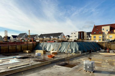 İnşaat alanı büyük bir binanın temelinin inşaatı ile başlıyor..